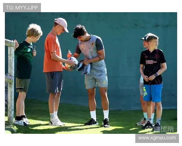 英超球队为小球迷感人瞬间及社区公益活动盘点